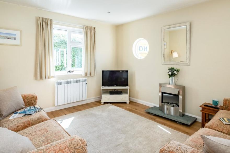ROCKWAYS, pet friendly, with a garden in Rock