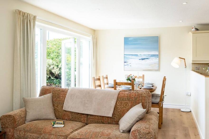 ROCKWAYS, pet friendly, with a garden in Rock