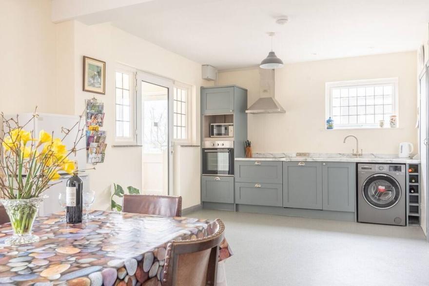 Daffy Down Dilly, a comfortable, two bedroom detached house in Wadebridge