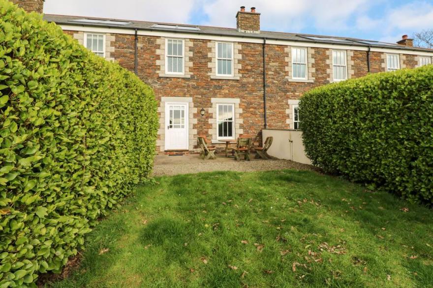 HAWTHORN, family friendly, character holiday cottage in St Blazey