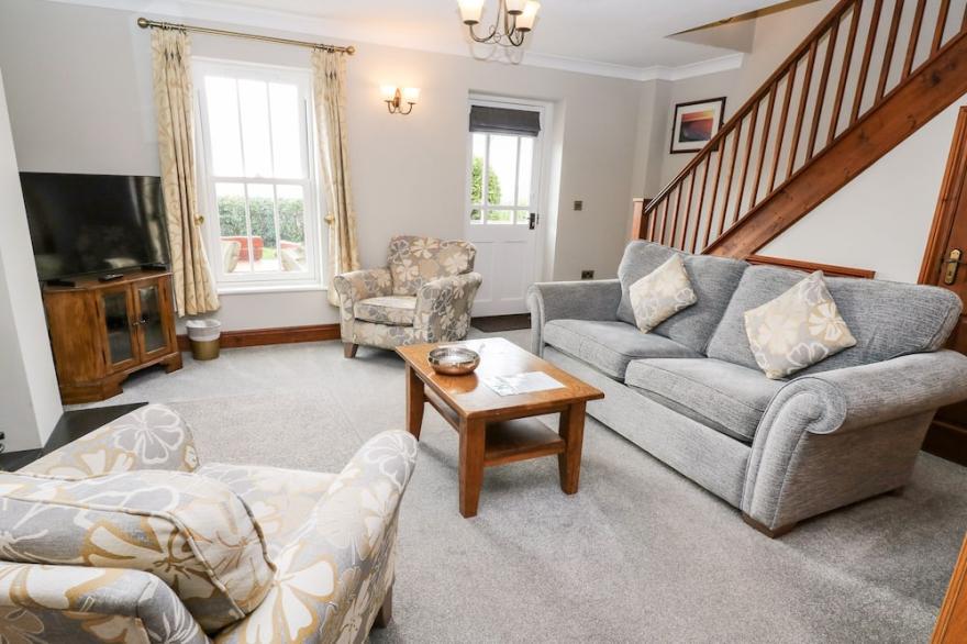 HAWTHORN, family friendly, character holiday cottage in St Blazey