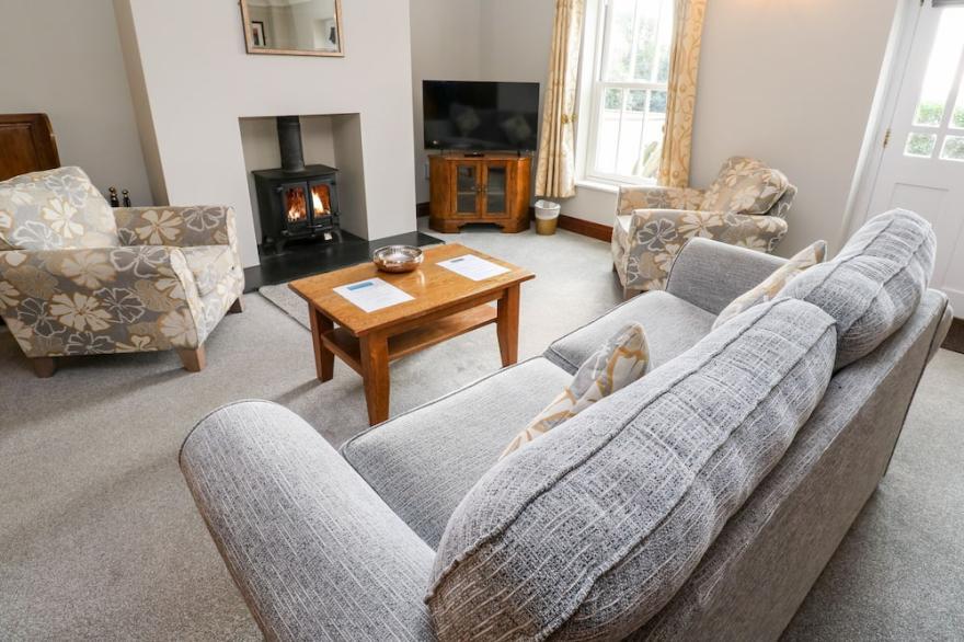 HAWTHORN, family friendly, character holiday cottage in St Blazey