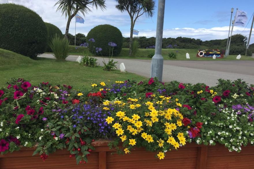 PERRANPORTH  HOUSE - 3 Bedrooms - Communal Swimming, Tennis,  Play Area, Bar