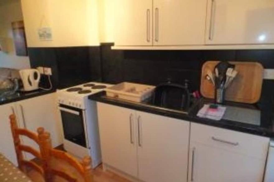 PERRANPORTH  HOUSE - 3 Bedrooms - Communal Swimming, Tennis,  Play Area, Bar