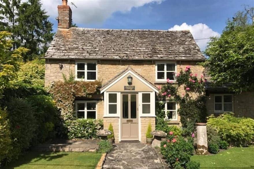 SUNNYSIDE COTTAGE, family friendly in Bampton, Oxfordshire