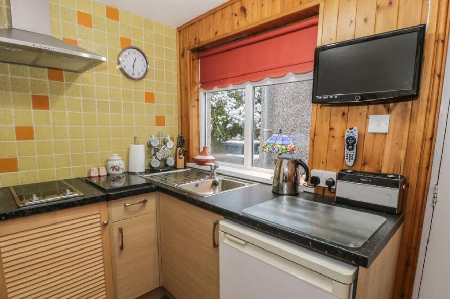 MAESAWEL STUDIO, country holiday cottage, with a garden in Llanfair