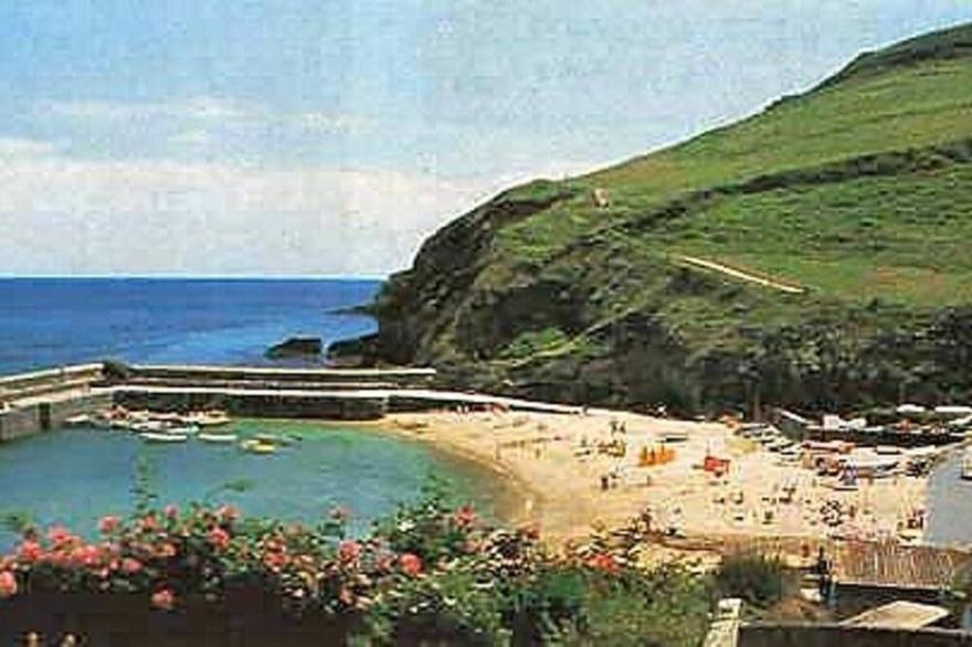 Character Coastal Cottage 5 minutes stroll to Beach/Amenities