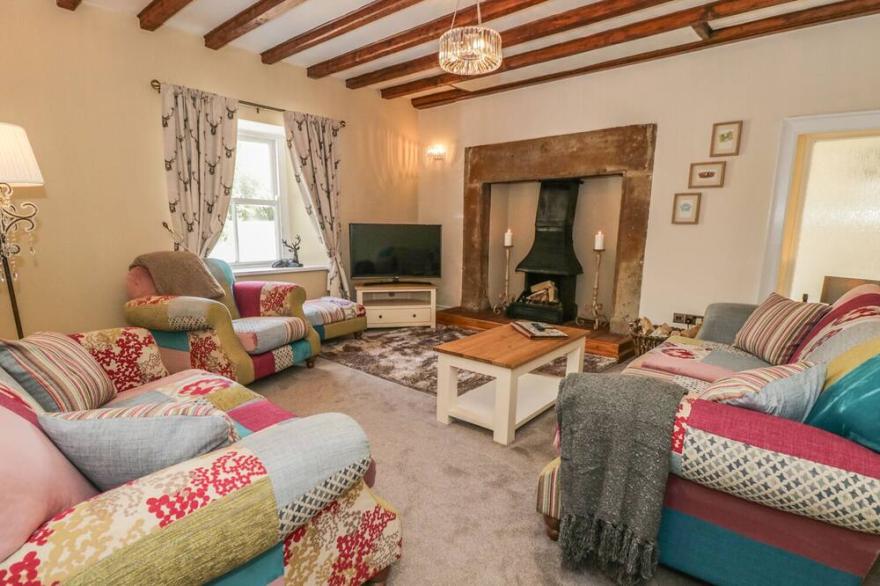 ST EDMUNDS HOUSE, with hot tub in Crakehall