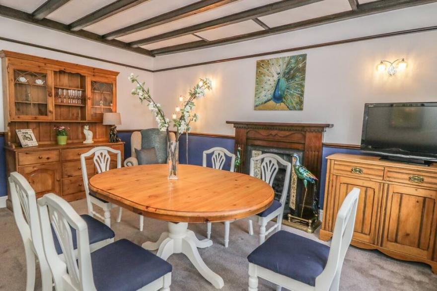 ST EDMUNDS HOUSE, with hot tub in Crakehall