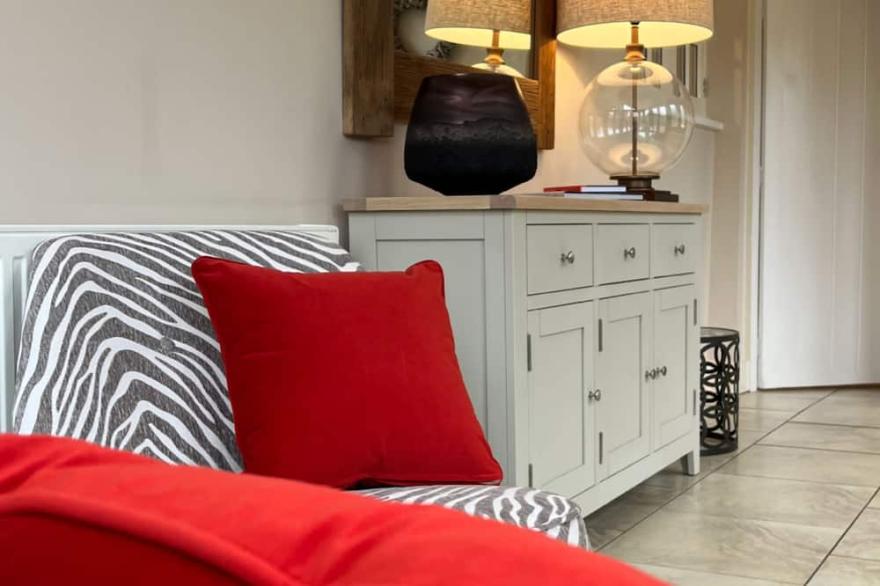 Calcot Farmhouse -  a beautiful farmhouse that sleeps 8 guests in 4 bedrooms