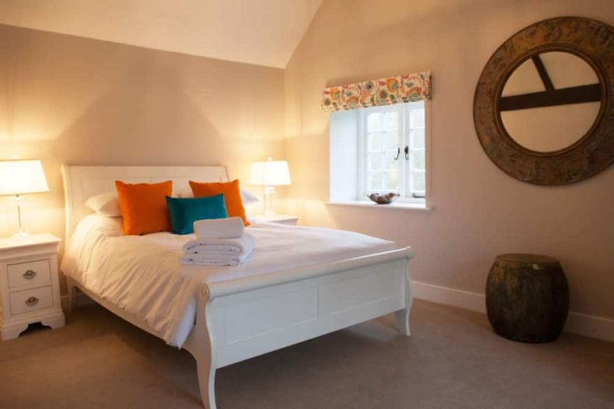 Calcot Farmhouse -  a beautiful farmhouse that sleeps 8 guests in 4 bedrooms