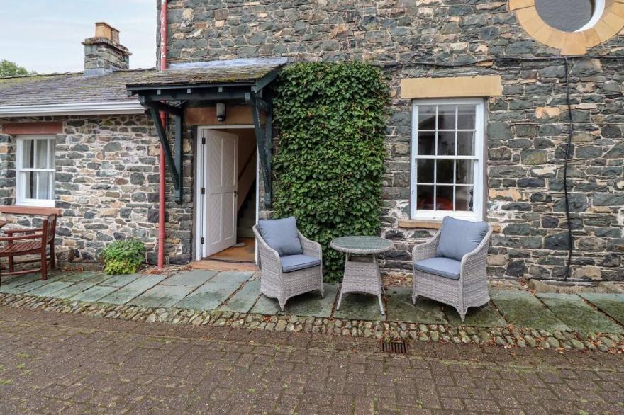THE HAYLOFT, romantic, character holiday cottage in Keswick