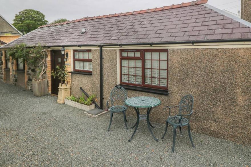 FIR TREE COTTAGE, character holiday cottage in Criccieth