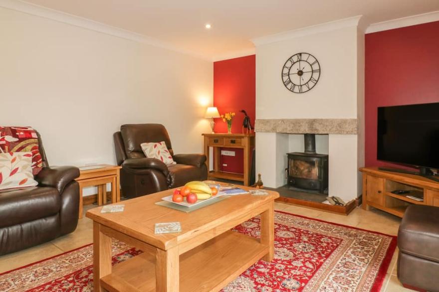 MEADOWSIDE, family friendly, with hot tub in Goonhavern