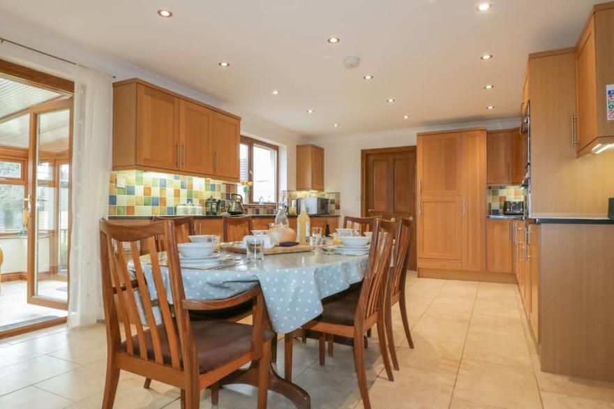 MEADOWSIDE, family friendly, with hot tub in Goonhavern