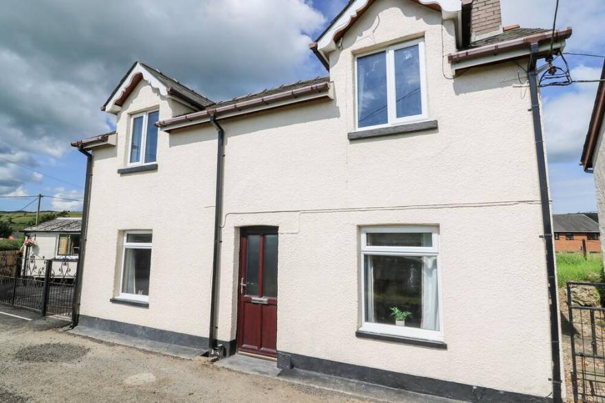 GREEN COTTAGE, pet friendly, character holiday cottage in Rhayader