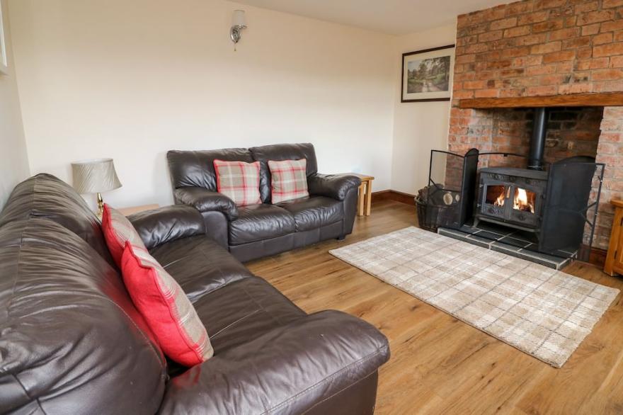 GREEN COTTAGE, pet friendly, character holiday cottage in Rhayader