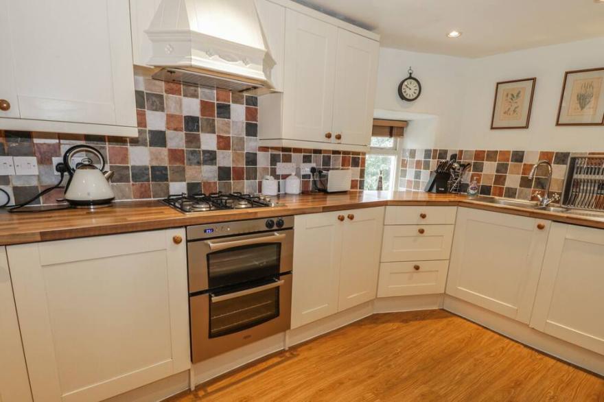 ROWAN COTTAGE, family friendly, character holiday cottage in Grasmere