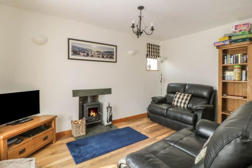 CAPELLA COTTAGE, pet friendly, with open fire in Keswick