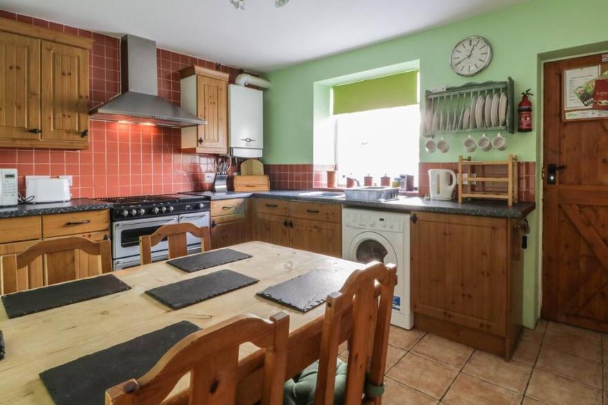 CAPELLA COTTAGE, pet friendly, with open fire in Keswick