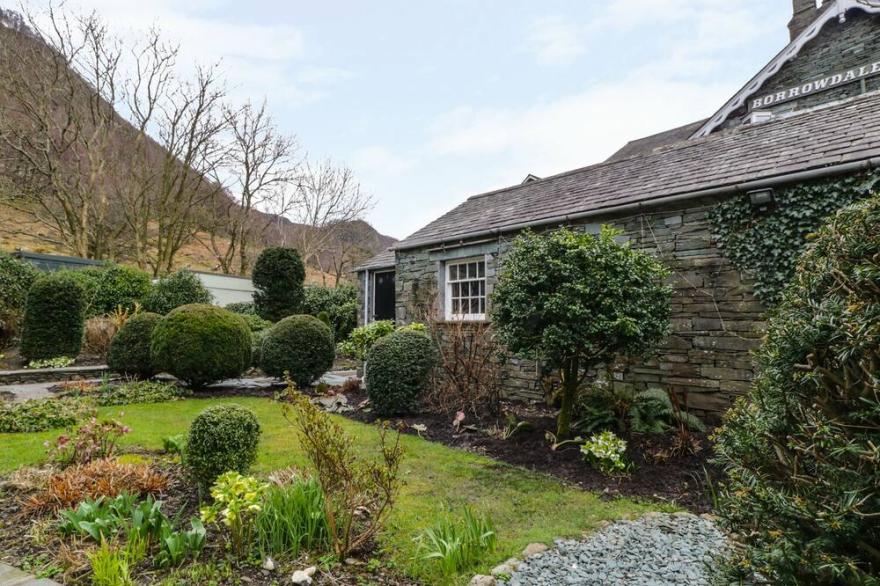 COOMBE COTTAGE, family friendly, luxury holiday cottage in Rosthwaite