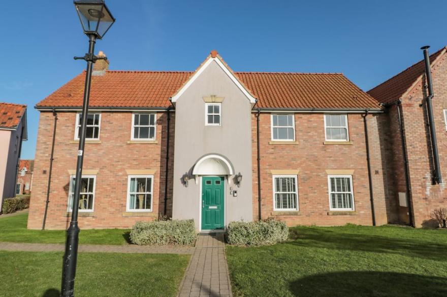 ROSIE'S RETREAT, pet friendly, with pool in Filey