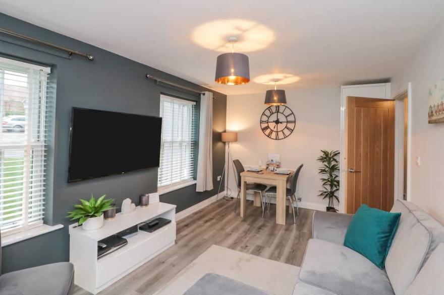 ROSIE'S RETREAT, pet friendly, with pool in Filey