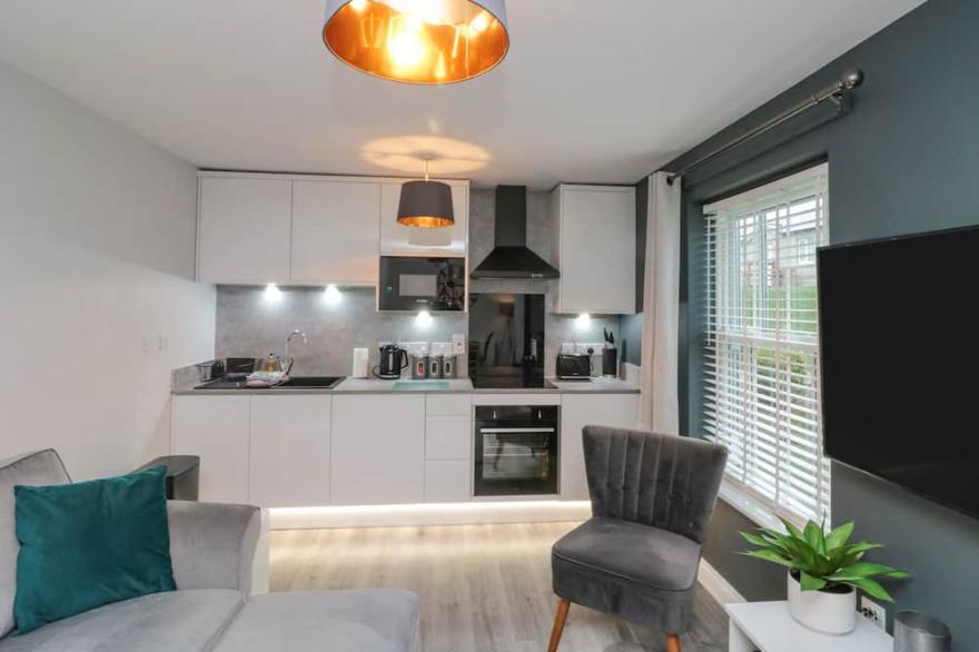 ROSIE'S RETREAT, pet friendly, with pool in Filey