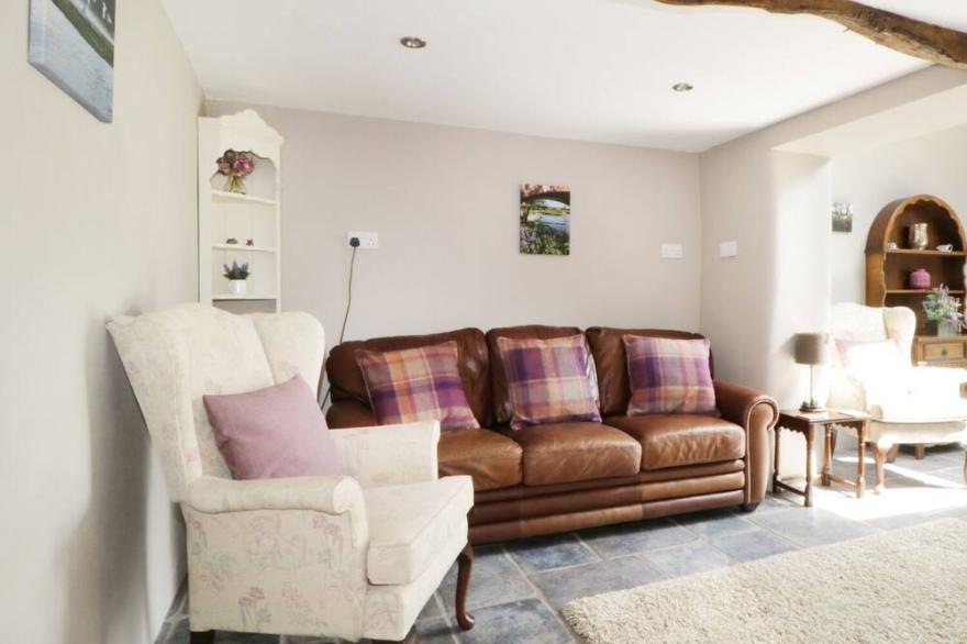 EDENBANK COTTAGE, pet friendly, luxury holiday cottage in Carlisle