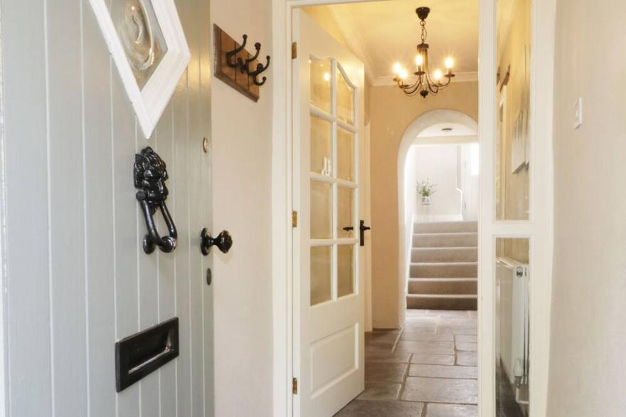 EDENBANK COTTAGE, pet friendly, luxury holiday cottage in Carlisle