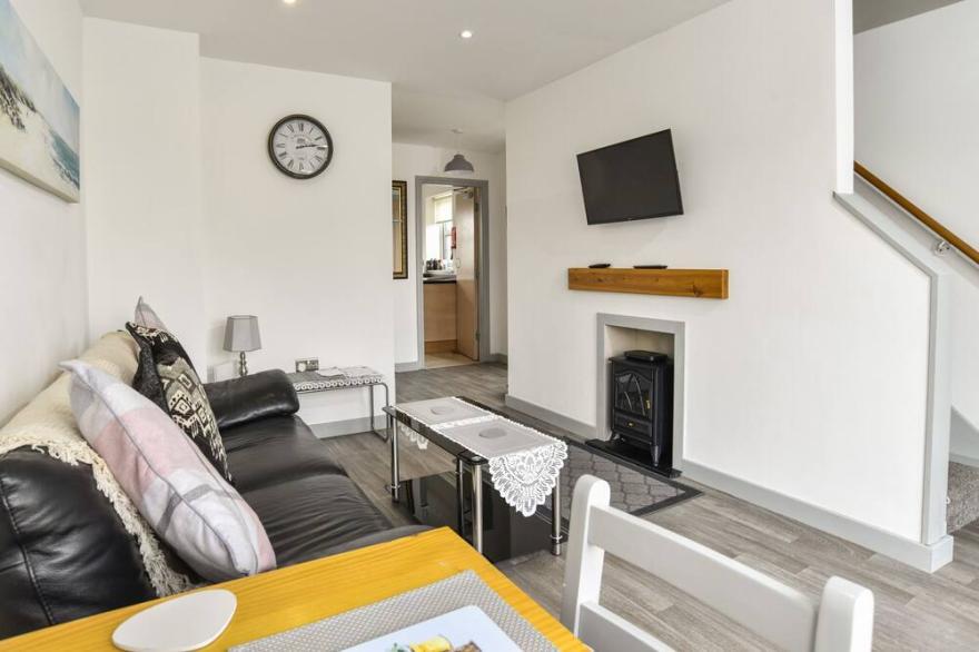 PLAS BACH, pet friendly, country holiday cottage in Aberffraw