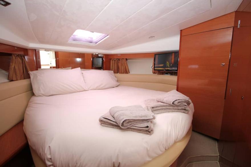 Luxury 2 cabin Motor Yacht in Lymington's beautiful Yacht Haven