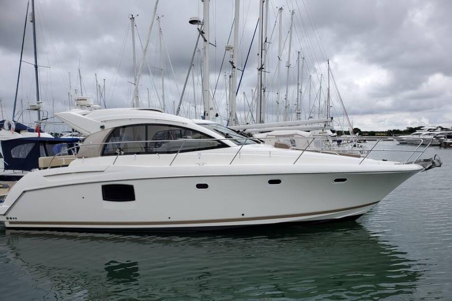 Luxury 2 cabin Motor Yacht in Lymington's beautiful Yacht Haven