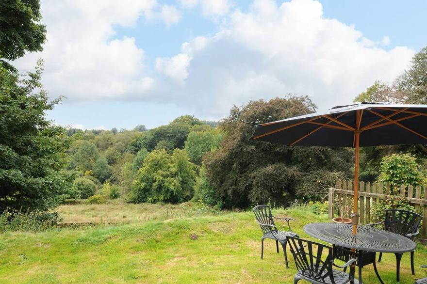 SWALLOW COTTAGE, pet friendly, with open fire in Postbridge