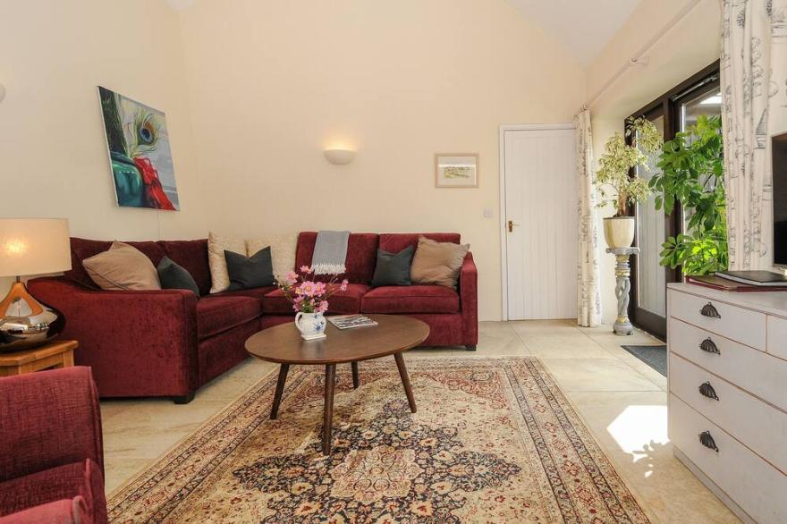 SWALLOW COTTAGE, pet friendly, with open fire in Postbridge