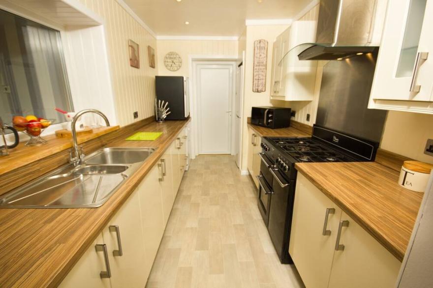 Luxury Villa Cottage with Hot Tub Jacuzzi and stunning uninterrupted sea views!