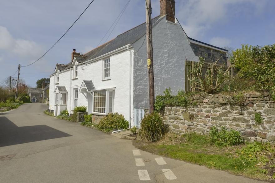 CAMELOT COTTAGE, pet friendly, with open fire in Port Isaac