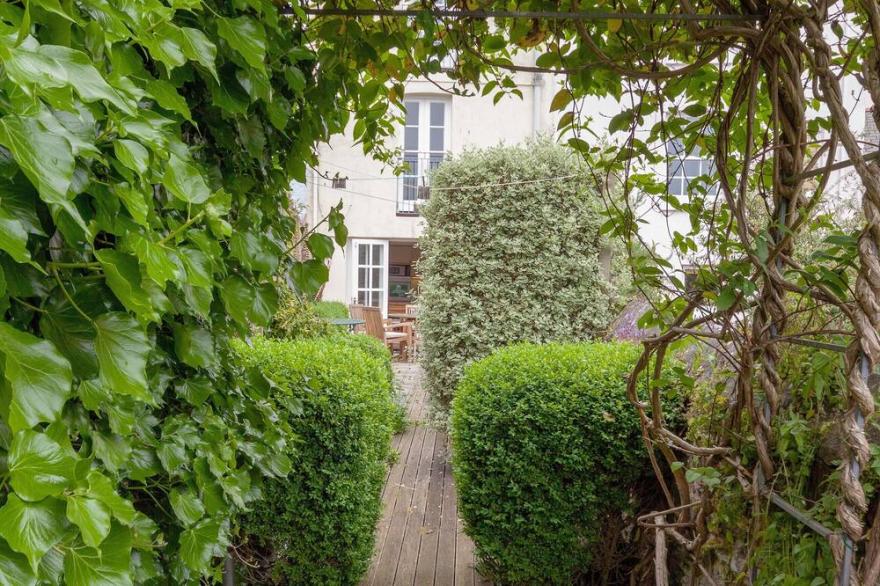 4 bedroom accommodation in Cliff Rd/Courtenay