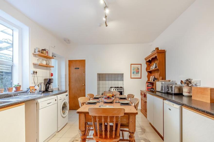 6 bedroom accommodation in Penzance