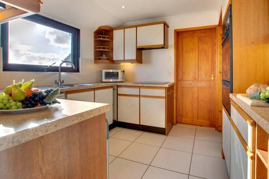 Inglenook - Three Bedroom House, Sleeps 6