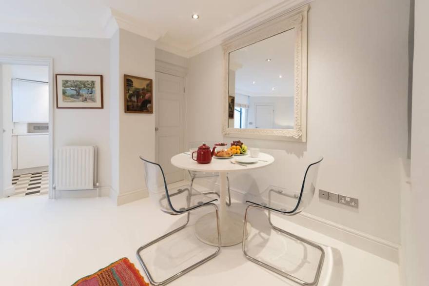 Contemporary 1bed apartment with near King’s Road