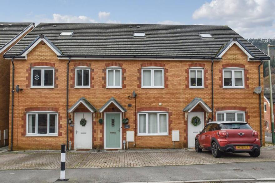 2 bedroom accommodation in Cwmfelinfach