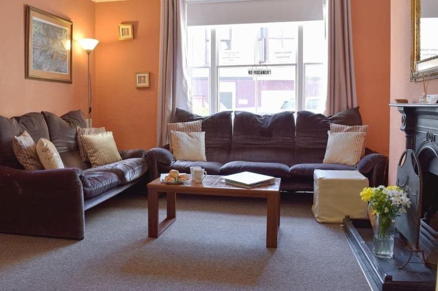 Lovely Victorian Cottage in Tenby - just one street from the beach