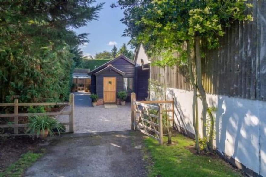 Secluded cottage in pretty countryside with woods & walks  -  Bradleys Barn