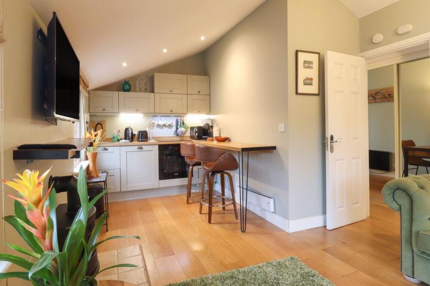 WILLOW LODGE, romantic, with a garden in Windsor, Berkshire
