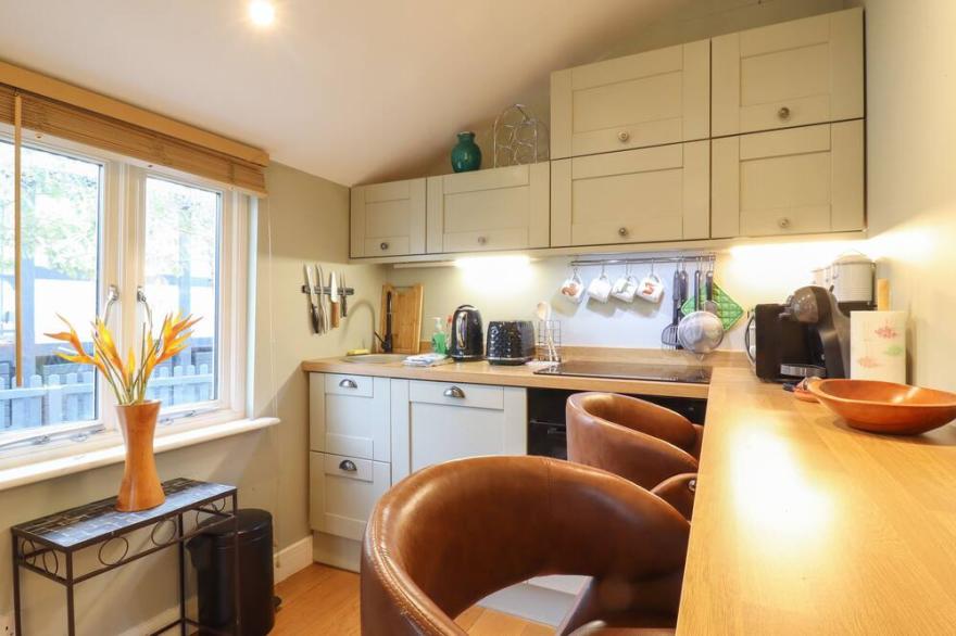 WILLOW LODGE, romantic, with a garden in Windsor, Berkshire
