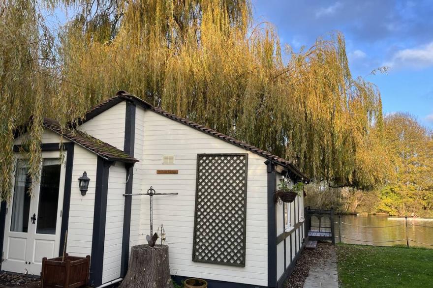 WILLOW LODGE, romantic, with a garden in Windsor, Berkshire