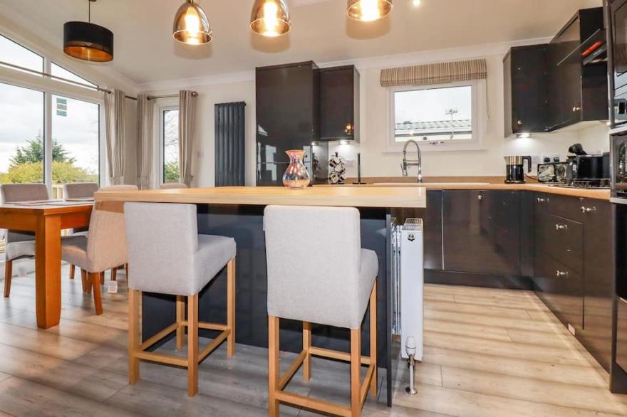 MINACK LODGE, family friendly, with hot tub in St Day