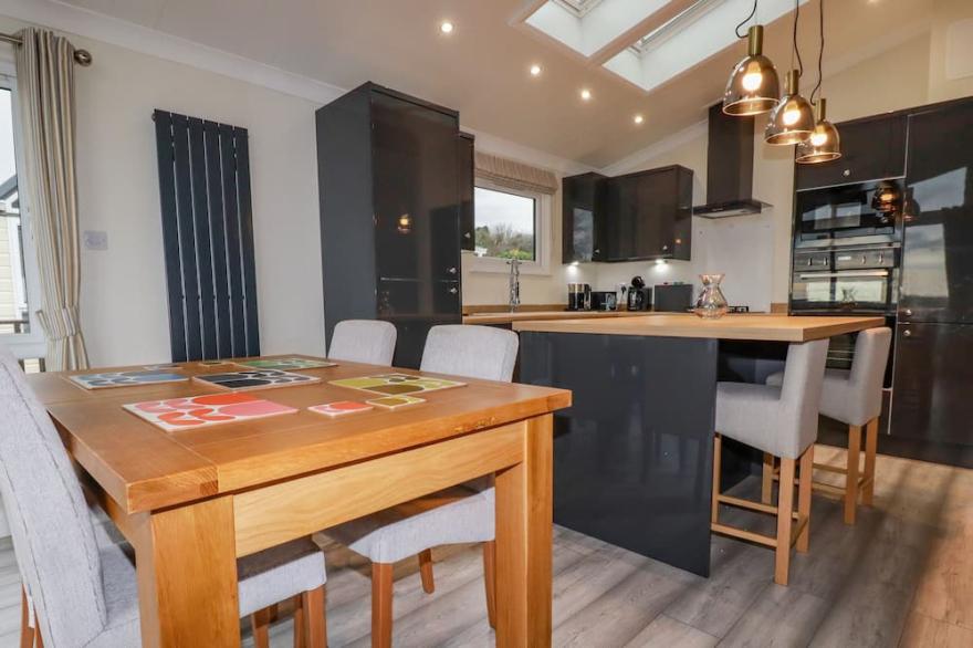 MINACK LODGE, family friendly, with hot tub in St Day