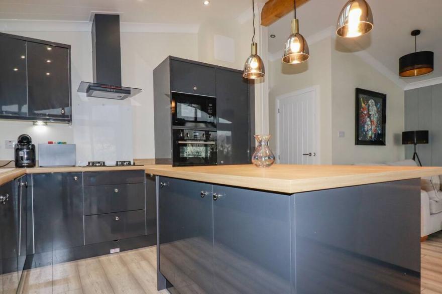 MINACK LODGE, family friendly, with hot tub in St Day